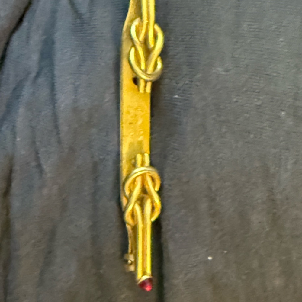 Gold Ton Anson Tie Bar with Knot Design and gold tone tie chain